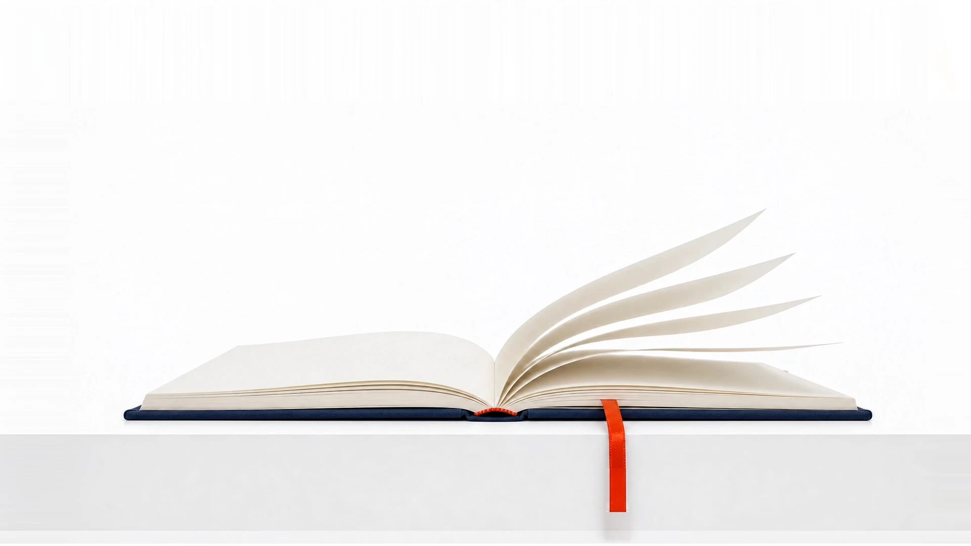 Opengeslagen hardcover boek met donkerblauw linnen band en oranje leeslintje